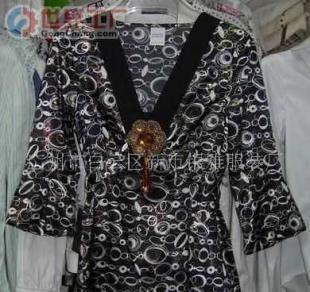 批發(fā)女式燙金仿真絲休閑上衣，優(yōu)雅與舒適兼具