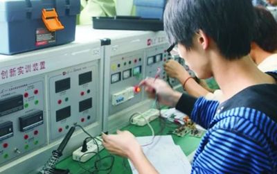 東寶區職教中心2018年招生簡章 聚焦電子產品技術開發與銷售，開啟職業新未來